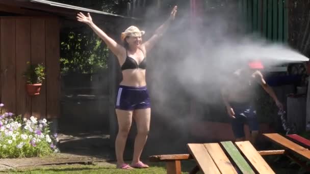 Sıcak Havalarda Çocuklar Için Eğlencesi — Stok video