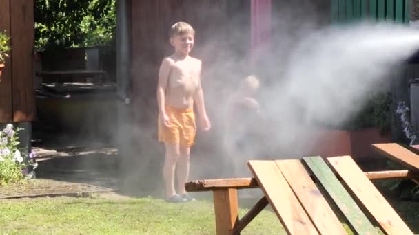 Wasserspaß Für Kinder Bei Heißem Wetter — Stockvideo