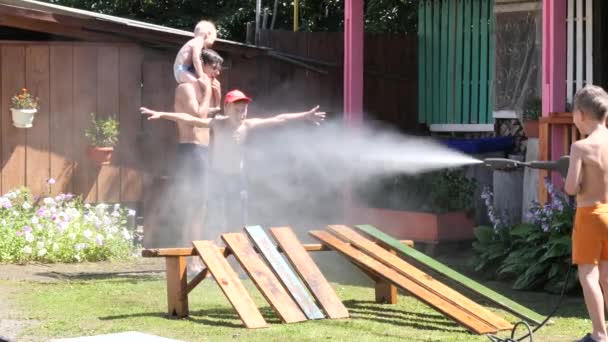 Waterpret Voor Kinderen Bij Warm Weer — Stockvideo