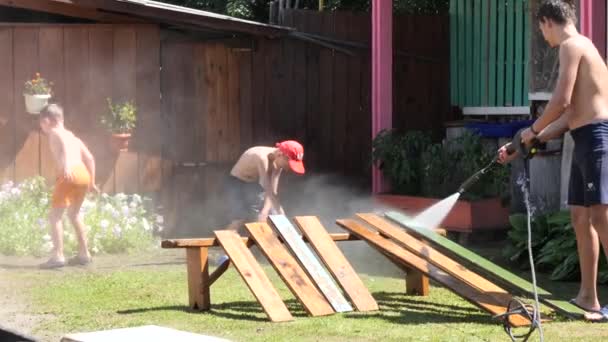 Wasserspaß Für Kinder Bei Heißem Wetter — Stockvideo