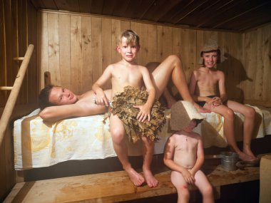 Çocuklar banyodaki raflarda bir süpürgeyle 2024