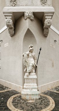 Budapeşte, Macaristan - 17 Nisan 2018: Kutsal Üçlü Meydanı 'nda güzel bir ev