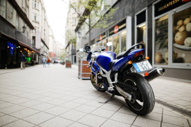 Budapeşte, Macaristan - 17 Nisan 2018: Sokağa park etmiş bir motosiklet