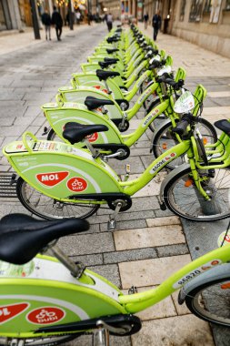 Budapeşte, Macaristan - 17 Nisan 2018 Ücretli bisikletlerin park yeri