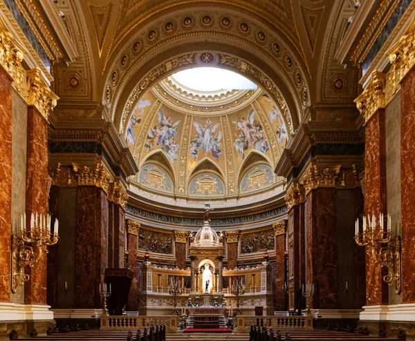 Budapeşte, Macaristan - 17 Nisan 2018: St Stephen 's Bazilika iç mimarisi