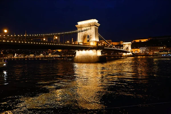 ブダペスト ハンガリー 2018年4月17日 夜間照明の堤防 — ストック写真