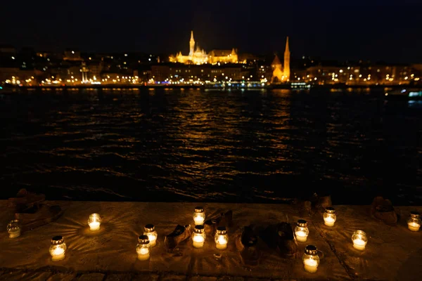 匈牙利布达佩斯 2018年4月17日 多瑙河堤岸上的鞋子 夜间纪念碑 — 图库照片