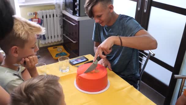 Gomel Belarús Cumpleaños Los Niños Abren Pastel — Vídeo de stock