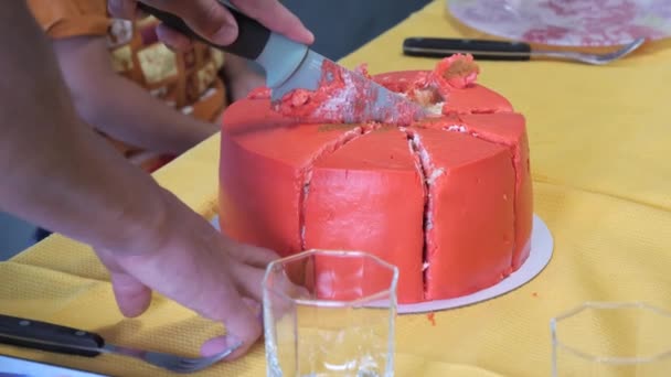 孩子们在饭桌上放着一把刀做的生日蛋糕 — 图库视频影像