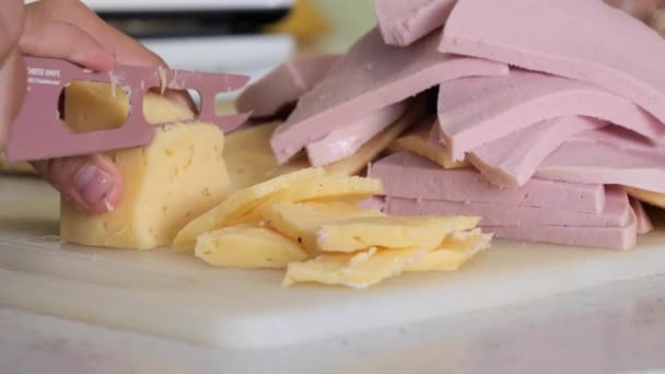 Adolescente Taglia Formaggio Salsiccia Con Coltello — Video Stock