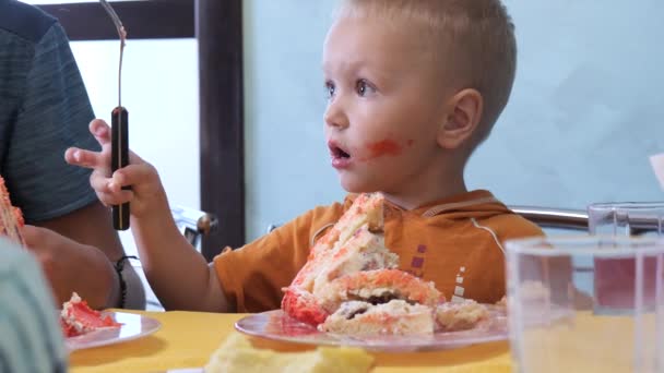 Niño Pequeño Come Pedazo Grande Pastel — Vídeo de stock