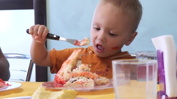 Niño Pequeño Come Pedazo Grande Pastel — Vídeos de Stock