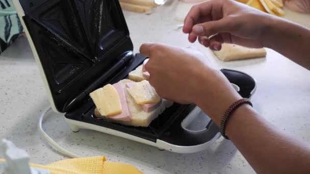 Подросток Делает Горячие Бутерброды Сэндвич Машине — стоковое видео