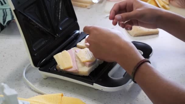 Nastolatek Robi Gorące Kanapki Kanapka Maker — Wideo stockowe