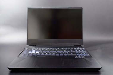 Koyu arkaplan 2020 'de ince moda dizayn modern dizüstü bilgisayar