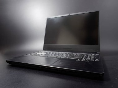 Koyu arkaplan 2020 'de ince moda dizayn modern dizüstü bilgisayar