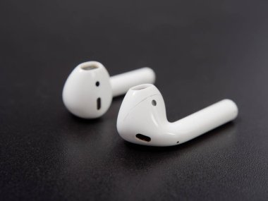 kablosuz kulaklıklar siyah arka planda beyaz 2020