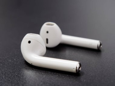 kablosuz kulaklıklar siyah arka planda beyaz 2020