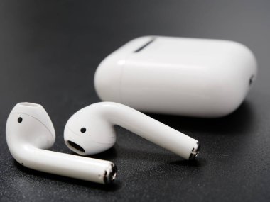 kablosuz kulaklıklar siyah arka planda beyaz 2020