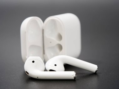 kablosuz kulaklıklar siyah arka planda beyaz 2020