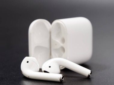 kablosuz kulaklıklar siyah arka planda beyaz 2020