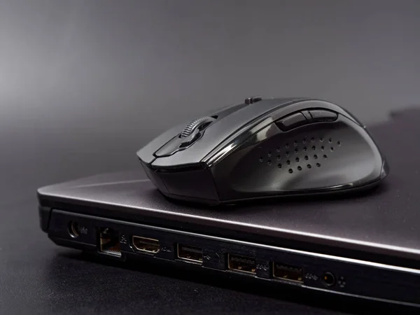 Černá Moderní Počítačová Myš Tmavém Pozadí 2020 — Stock fotografie