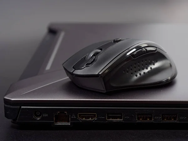 Černá Moderní Počítačová Myš Tmavém Pozadí 2020 — Stock fotografie