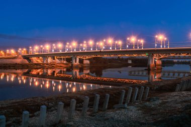 2020 yazında nehri aydınlatan bir köprü.