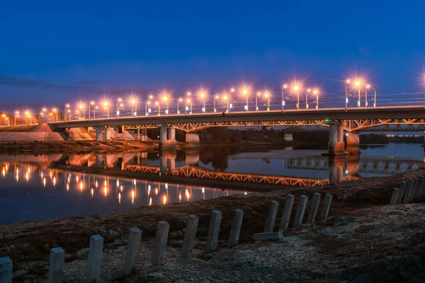 Γέφυρα Φωτισμό Κατά Μήκος Του Ποταμού Καλοκαίρι Βράδυ 2020 — Φωτογραφία Αρχείου