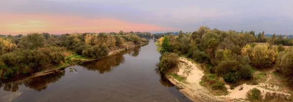 2020 Yazının Şafağında Küçük Bir Nehrin Panoraması — Stok fotoğraf