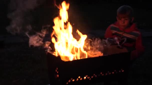 Niño Noche Por Gran Fuego Parrilla — Vídeos de Stock