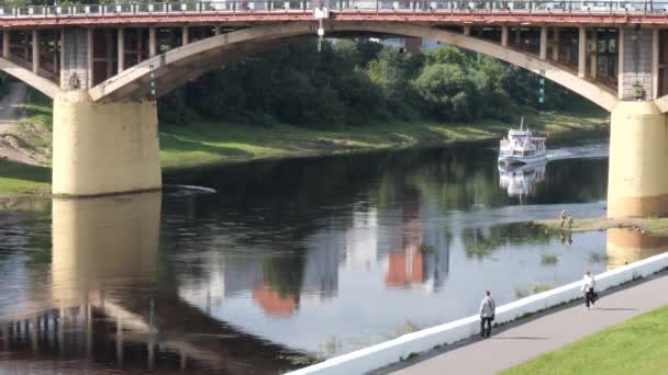 Vitebsk Bélaro Agosto 2020 Barco Recreo Río Sobre Puente — Vídeo de stock