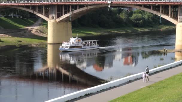 Vitebsk Belarus Août 2020 Bateau Plaisance Sur Rivière Dessus Pont — Video