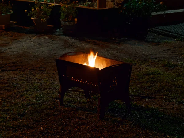 Iron Fire Pit Burning Fire Garden 2020 — Stock Photo, Image