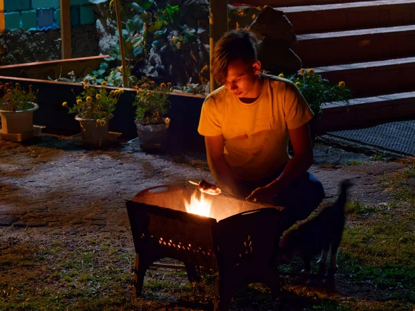 Group Young Friends Sitting Fire Late Night Grilling Sausages — Stock Photo, Image