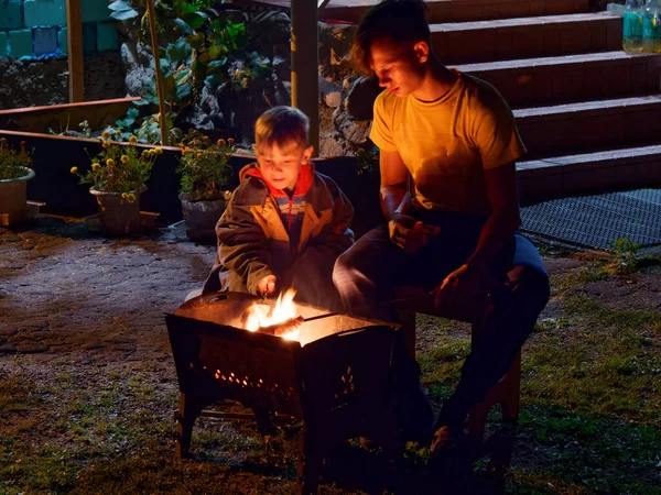 Group Young Friends Sitting Fire Late Night Grilling Sausages — Stock Photo, Image