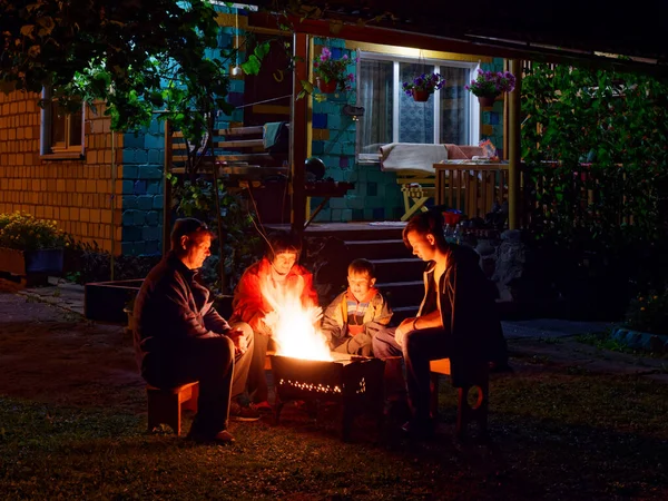 Groep Jonge Vrienden Zit Bij Het Vuur Avonds Laat Grillen — Stockfoto