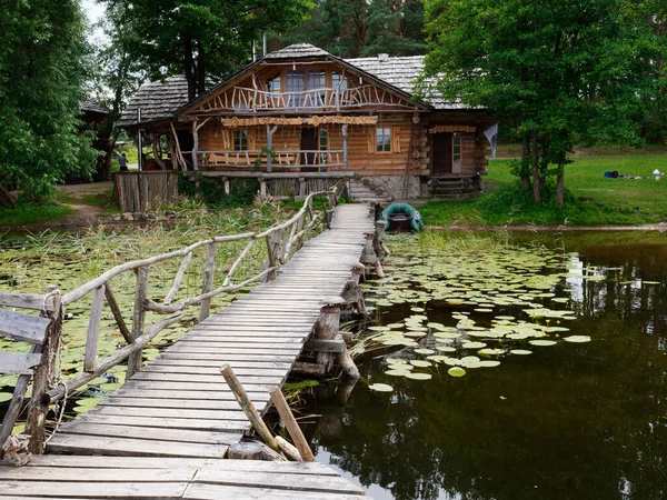 Belarus Glubokoe 2020年8月5日 湖の海岸沿いの森の中のAgriturismo Zapavedny島2020 — ストック写真