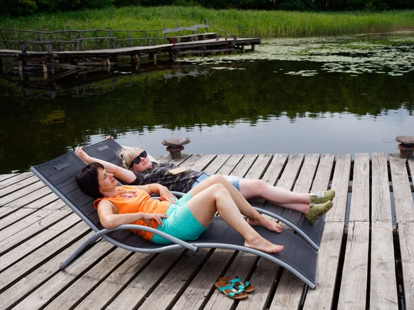 Mädchen Einer Sonnenliege Ufer Eines Schönen Sees 2020 — Stockfoto