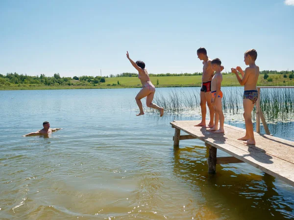 Kinder Springen Vom Sprungbrett Den See — Stockfoto