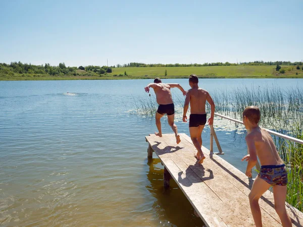 Crianças Saltam Para Lago Partir Trampolim 2020 — Fotografia de Stock