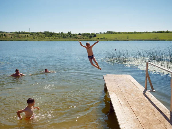 Crianças Saltam Para Lago Partir Trampolim 2020 — Fotografia de Stock