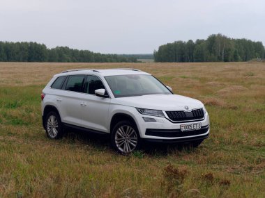 GOMEL, BELARUS - 18 AĞUSTOS 2020: 2020 Akşamında Arazide Beyaz SUV