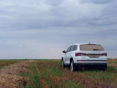 GOMEL, BELARUS - 18 AĞUSTOS 2020: 2020 Akşamında Arazide Beyaz SUV