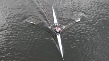 GOMEL, BELARUS - 26 Ağustos 2020: Spor kürek çekmektir. Nehirde kürek eğitimi