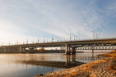 Gün batımında Sozh nehri üzerindeki demiryolu köprüsü. Gomel. Belarus 2020