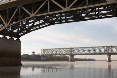 Gün batımında Sozh nehri üzerindeki demiryolu köprüsü. Gomel. Belarus 2020