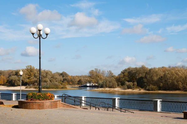 Dijk Van Stad Het Najaar Uitzicht Gomel Rivier Wit Rusland — Stockfoto