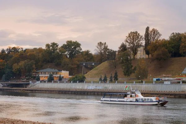 白俄罗斯戈梅尔河河畔秋天的堤岸 — 图库照片