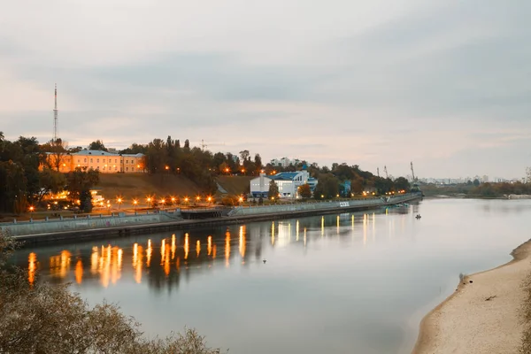 ゴメル川の秋の景色の街の堤防ベラルーシ2020 — ストック写真